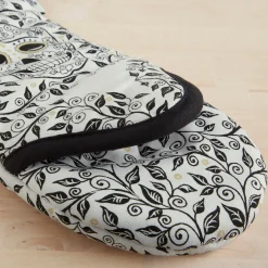 Retired Skull and Vine Oven Mitt & Pot Holder Set